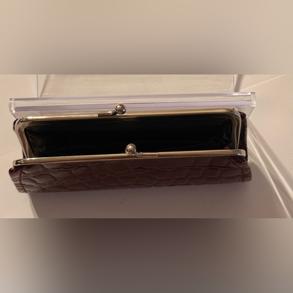 Elegant Burgundy Crocodile-Embossed Clutch Kiss Lock Closure. Faux Leather - Picture 5 of 11